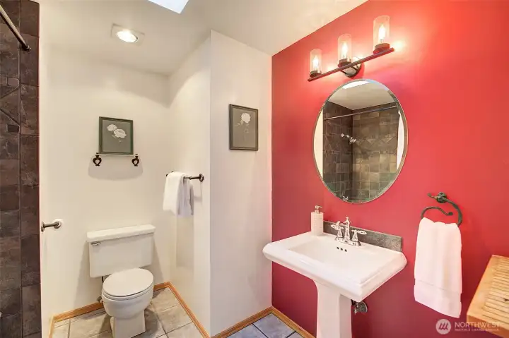 Full main bath.