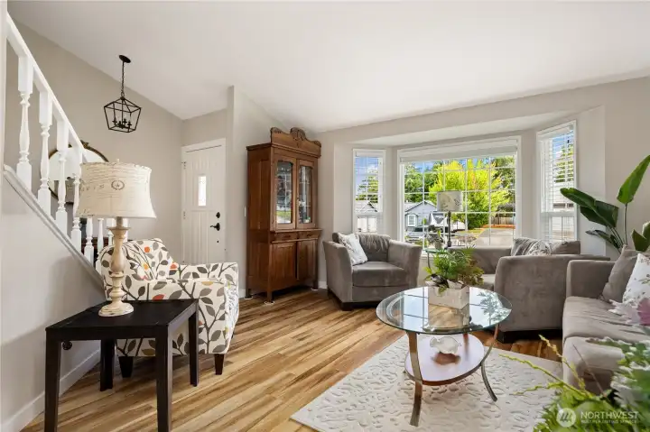 Living room with front entrance and staircase to the 4 bedrooms