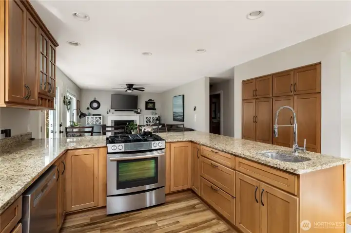 Eating bar on the stove counter plus all this extra working space on the side with extra sink.  Built in pantry in the background