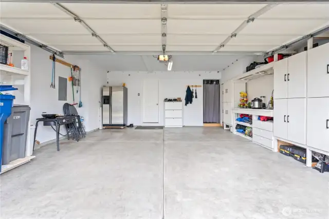 Oversized 2 Car-Garage with build-In shelves