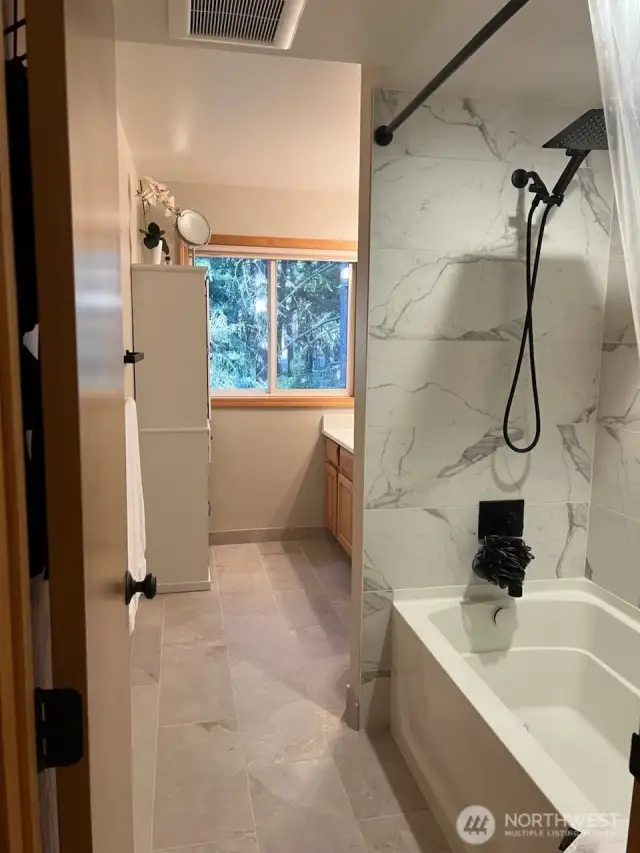 Upstairs Ensuite Bathroom