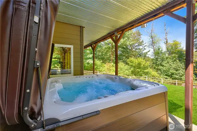 Like being on vacation every day! Like-new, top-of-the-line salt chlorination hot tub!