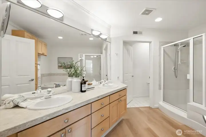 Primary en-suite bath