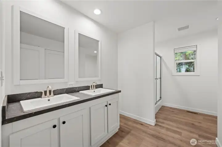 Double sink vanity i primary bathroom