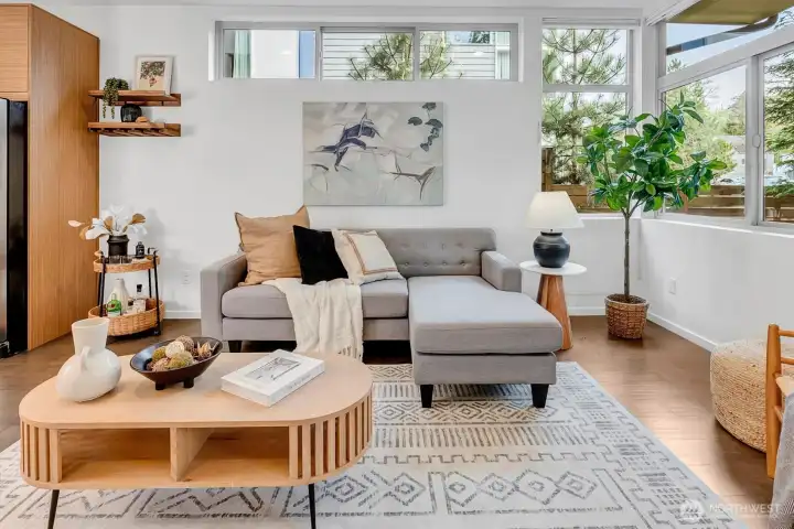 Bright interiors thanks to picture windows, complemented by air conditioning for consistent comfort