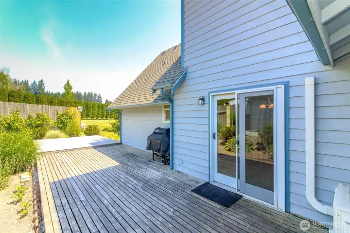 Over-sized rear deck.