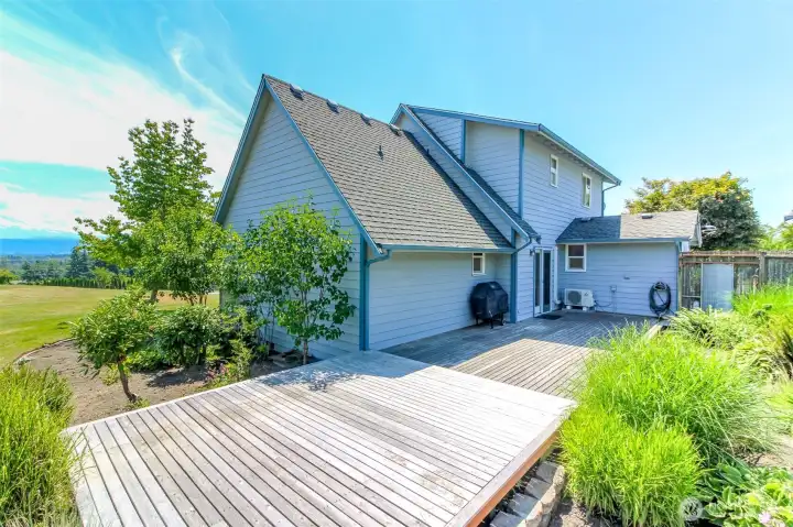Over-sized rear deck.