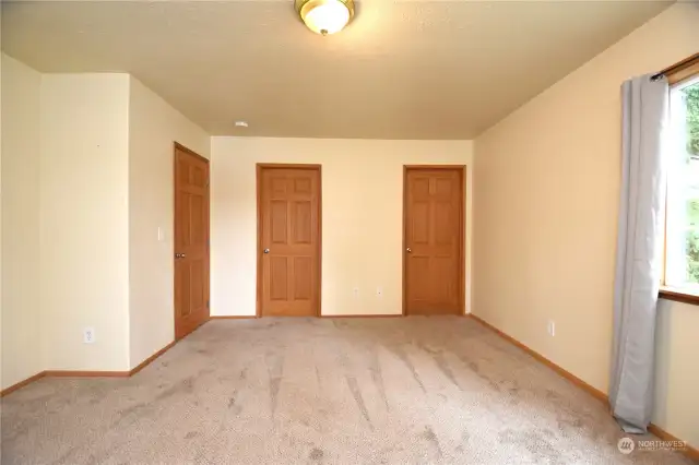 Primary bedroom w/newer carpet