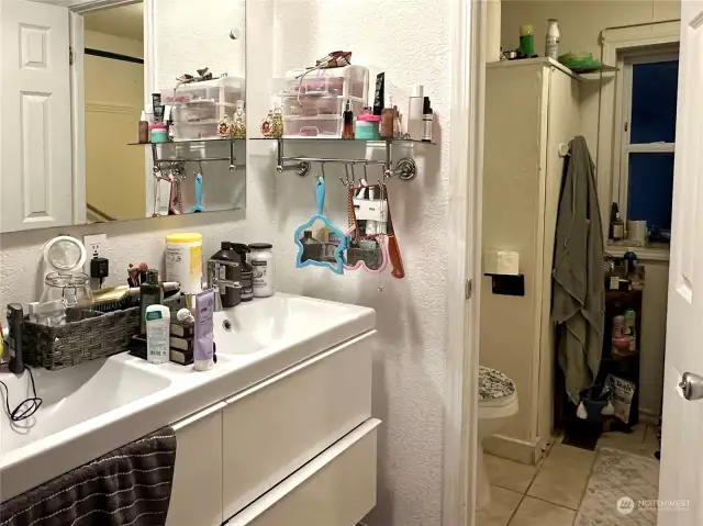 Owners suite full bath