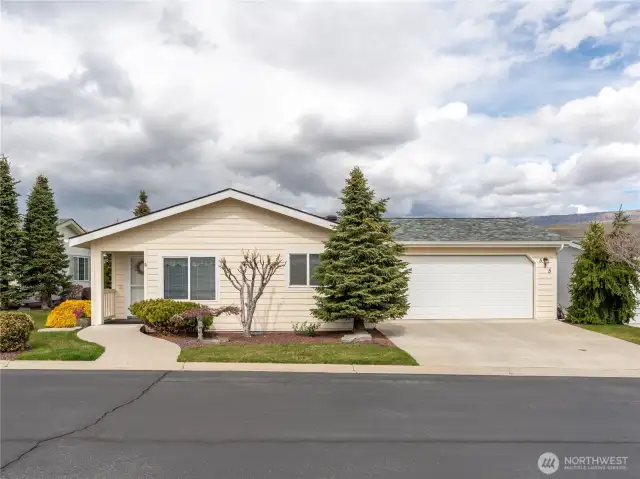 Super private home with no steps, oversized double garage