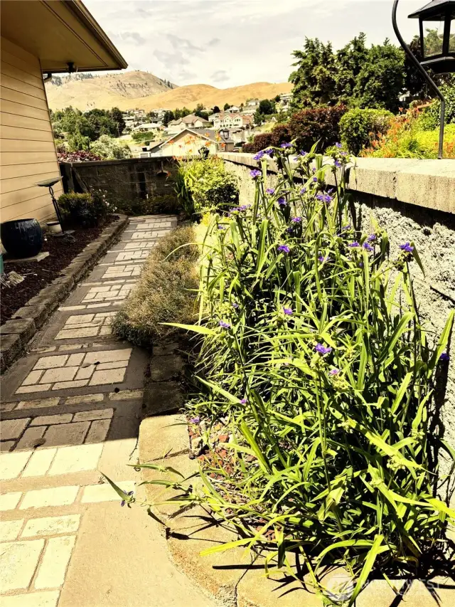 Landscaped entry