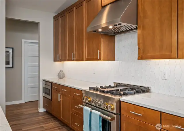 Gas cooktop with a warming lights in the vent above