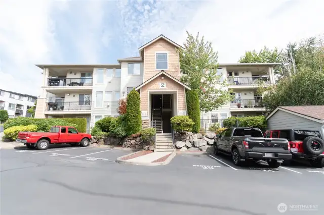 Well-maintained building offering comfort and convenience with reserved parking included. Just minutes from major transit options, shopping, and dining—perfect for commuters seeking easy access to the best of the area.