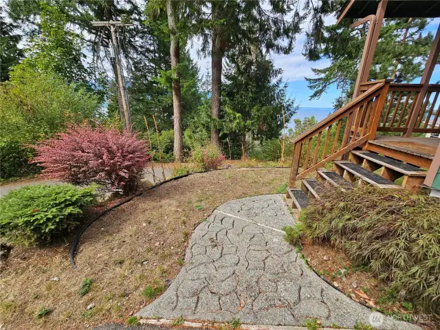 You get to enjoy the views even as you walk up to the front steps into your home!
