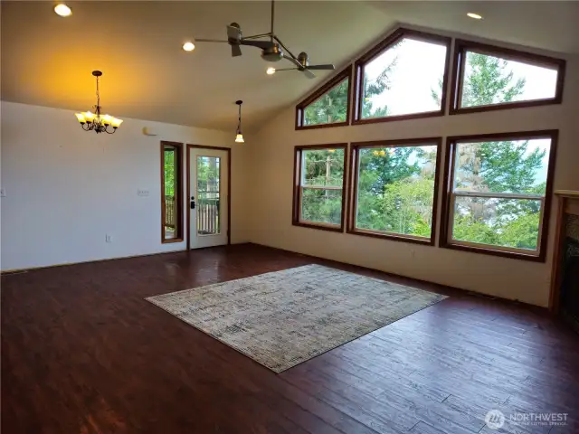 Looking across the livingroom from the halway towards the front door and the vaulted ceilings taking in all the Northwest has to offer!