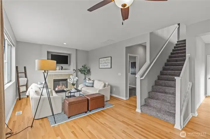 Living room for comfy evenings by the (gas) fireplace.