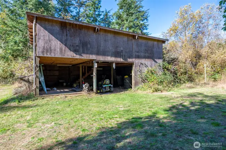 2 bay Barn with a loft!