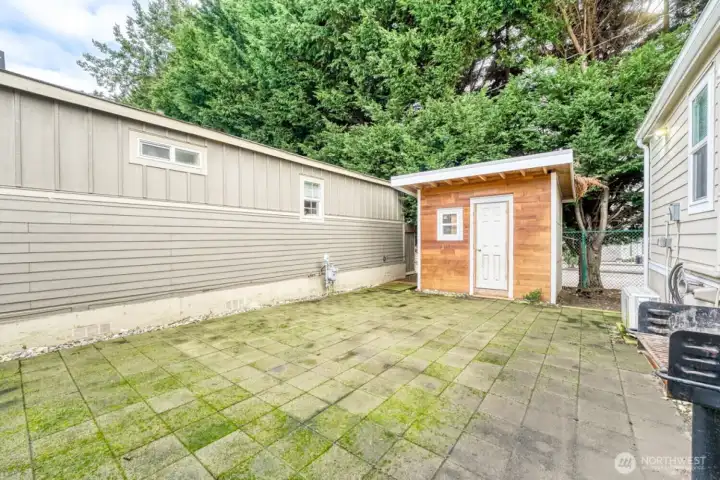 Gardening shed, BBQ area.
