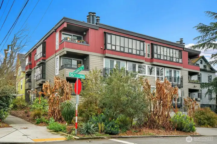 Walker's paradise within a block of Swedish Cherry Hill & short stroll to Seattle U, Swedish First Hill, dining, markets, coffee, & night life.