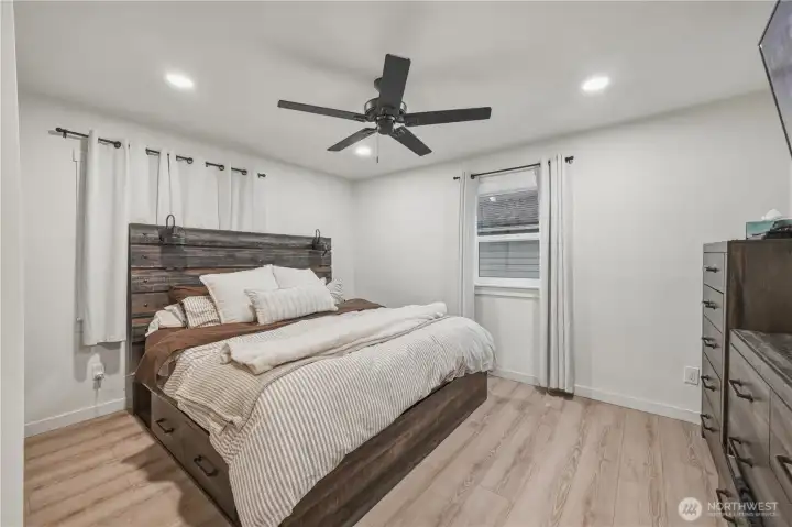 Spacious primary bedroom: