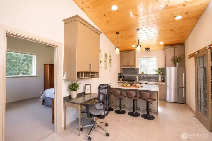 Guest Home Eat-In Kitchen