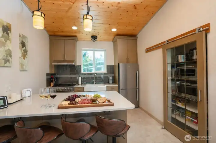 Guest Home Eat-In Kitchen