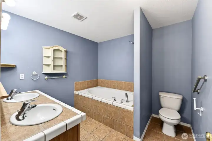 Full bath in off the primary bedroom.