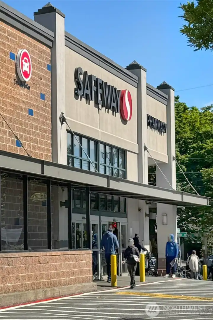 Conveniently located just 5 blocks to Safeway! This condo has an incredible walkscore of 94!