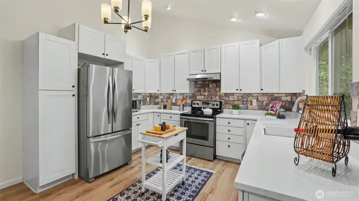 Cook in a beautifully refreshed kitchen with new countertops and backsplash! Cook in a beautifully refreshed kitchen with new countertops and backsplash!