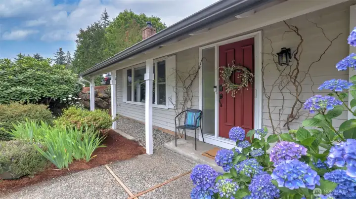 With convenient access to parks, golf, shopping, dining, schools, & major commuter routes, this home presents an excellent opportunity to enjoy all that the Fairwood area has to offer. With convenient access to parks, golf, shopping, dining, schools, & major commuter routes, this home presents an excellent opportunity to enjoy all that the Fairwood area has to offer.