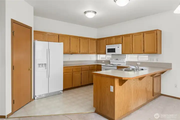 Kitchen with breakfast bar. Dont miss the pantry! Kitchen with breakfast bar. Dont miss the pantry!