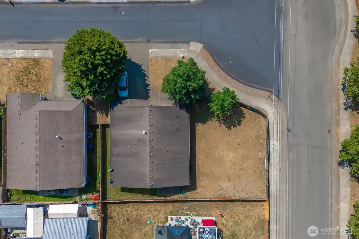 Corner lot! Corner lot!