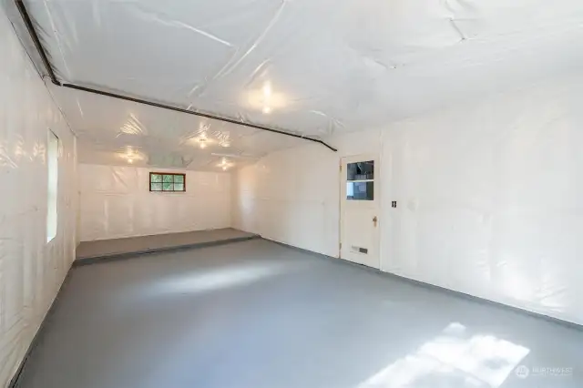 Whether you need a workshop, studio, or even a space for band practice! Enjoy the Epoxy floors.