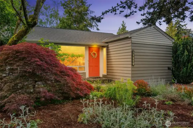 Darling, walkable 1 story with a basement - ADU with separate entrance.