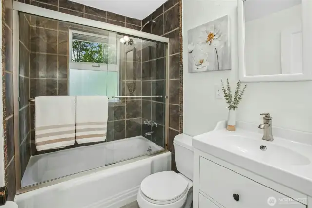 Main floor full bathroom
