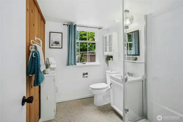 Lower level 3/4 bath.