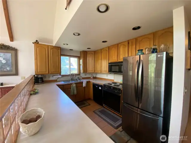 Coming down the hall we get to the kitchen w lots of counter space and storage!