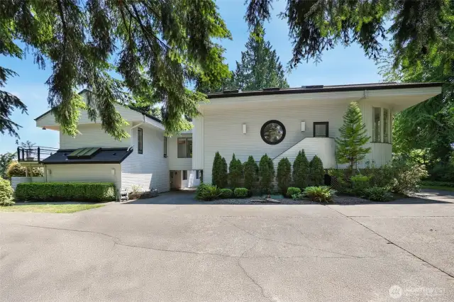 Entry way into property with a unique style and beauty
