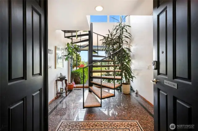 Grand 2 door entry into home