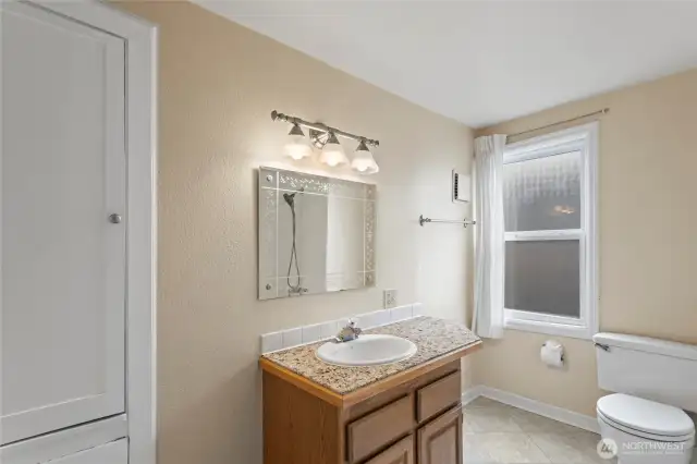 A full hallway bath to service both of the back bedrooms