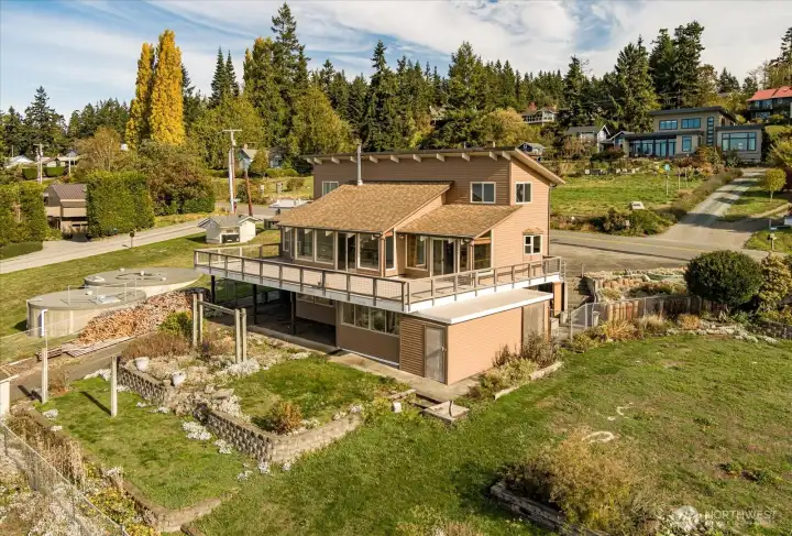 Peaceful Bush Point setting with room to breathe.