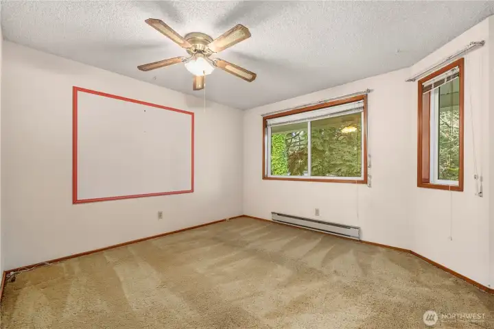 Secondary bedroom w/ walk-in closet