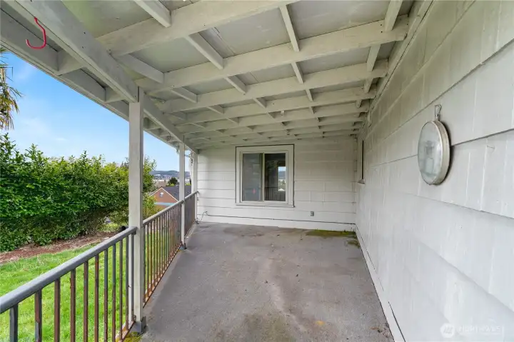 Covered side porch