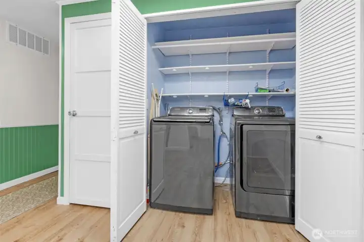 In unit full sized washer and Dryer hook-ups