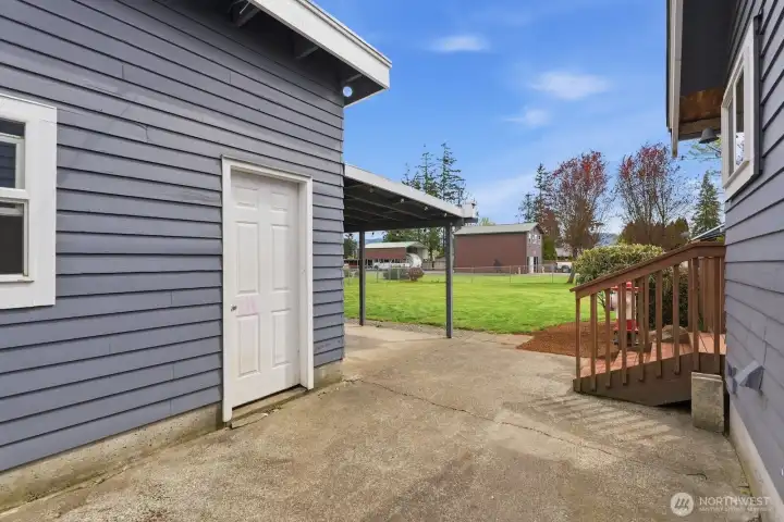 This versatile space is ideal for a dedicated workshop, home gym, or secure storage for all your Pacific Northwest gear.