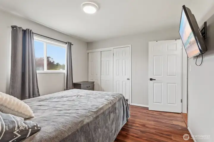 Comfort & Versatility: These well-proportioned rooms offer the flexibility to create a dream primary suite, a dedicated home office, or a cozy guest wing.