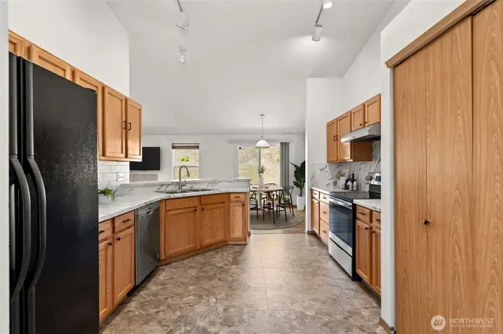 Kitchen (digitally staged)