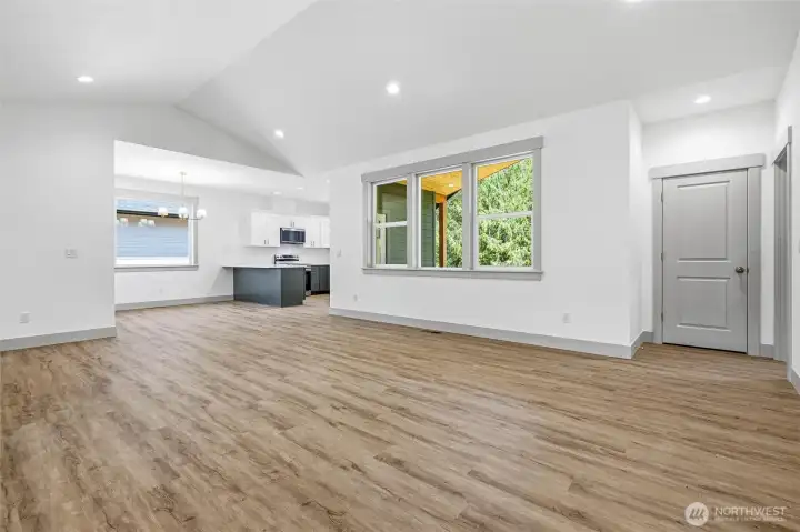 Huge living room with vaulted celings! Huge living room with vaulted celings!