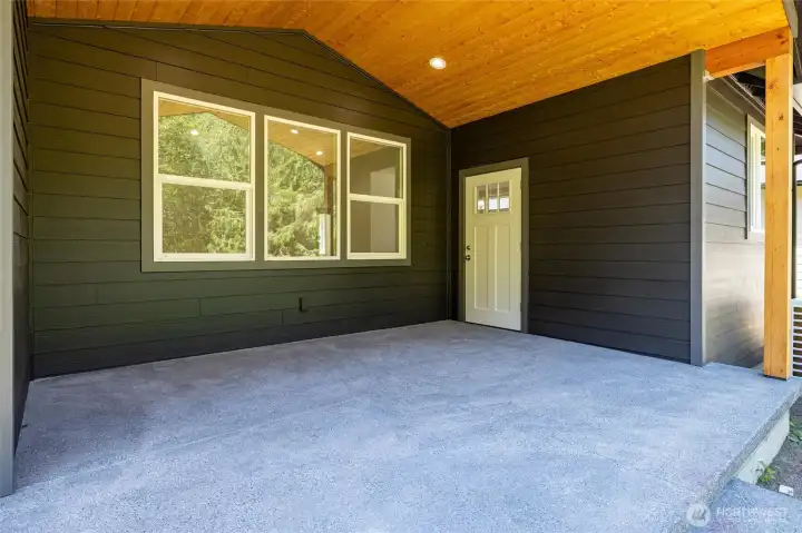 Covered patio! Note the vaulted ceilings! Covered patio! Note the vaulted ceilings!