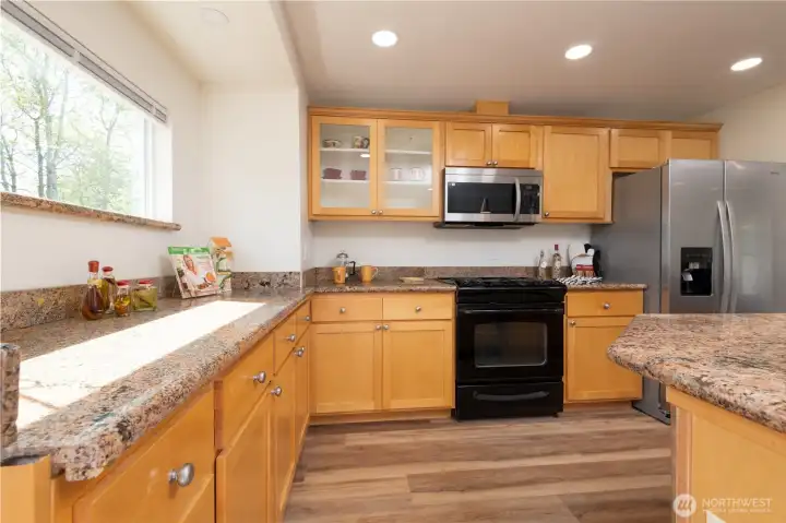 Kitchen with Stove/Oven, Built In Microwave, Island with dual sink